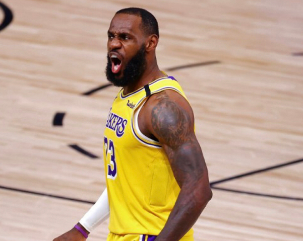 世博体育-NBA湖人终场争议三分绝杀快船，终结对手七连胜登顶西部引热议